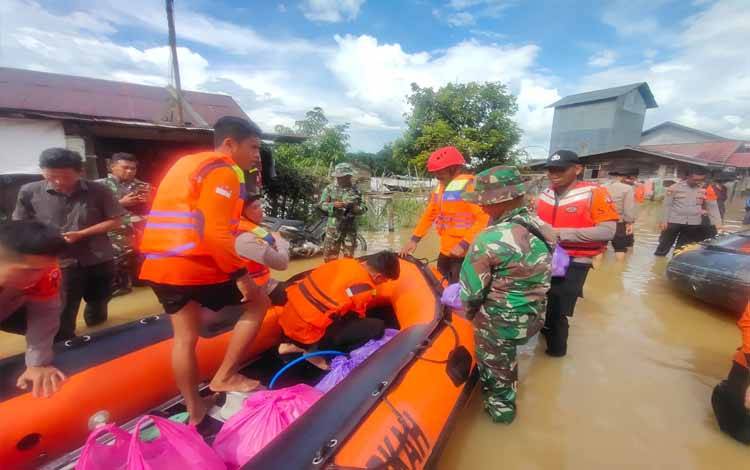 Tim Gabungan Lakukan Sweeping Kesehatan ke Rumah Terdampak Banjir
