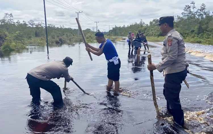Jalan Lintas Palangka Raya - Buntok Terendam Banjir