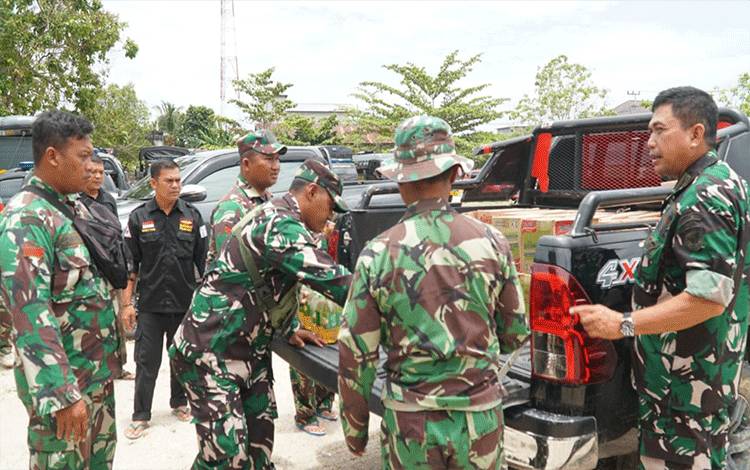 Kodim 1011 Kuala Kapuas Serahkan Bantuan untuk Korban Banjir di Kapuas Tengah