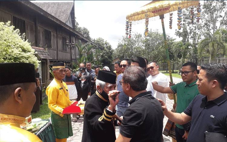 Berkunjung ke Istana Kuning, Investor CBI Group dari Malaysia Disambut Acara Adat