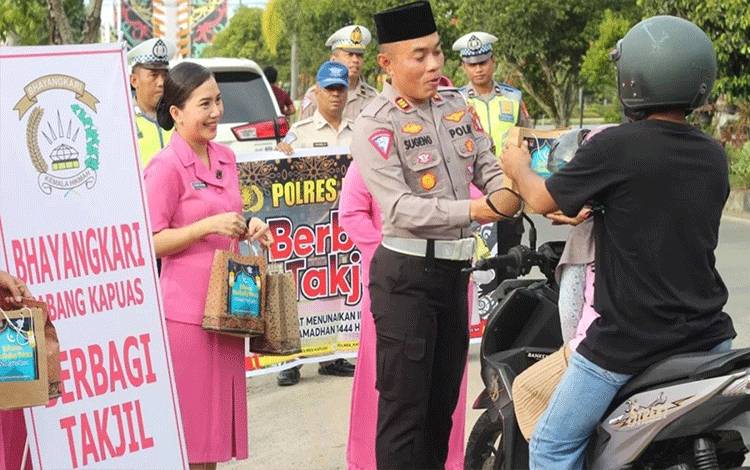 Satlantas Polres Kapuas dan Bhayangkari Berbagi Takjil Kepada Masyarakat