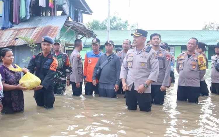 Tinjau Banjir di Kapuas Tengah, Kapolres Berikan Bantuan ke Warga