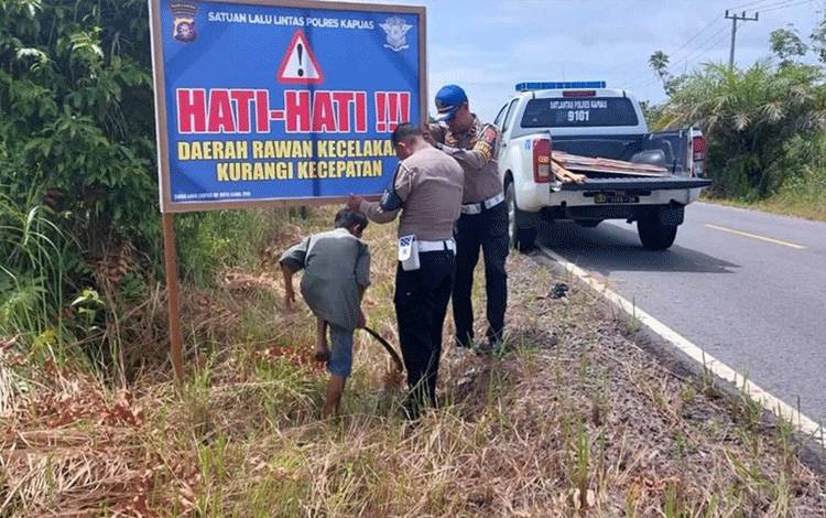 Satlantas Polres Kapuas Pasang Spanduk Imbauan Rawan Laka Lantas di Jalur Lintas Timpah