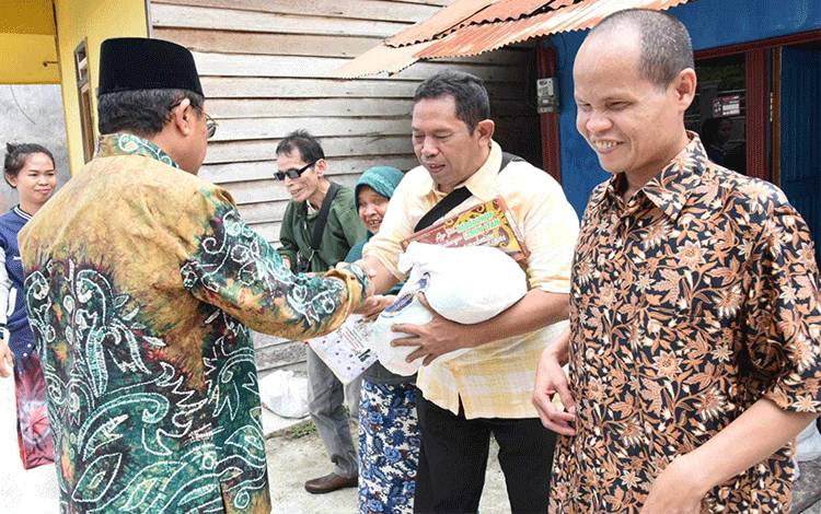Sekda Kalteng Berbagi Berkah Bersama Penyandang Disabilitas Palangka Raya