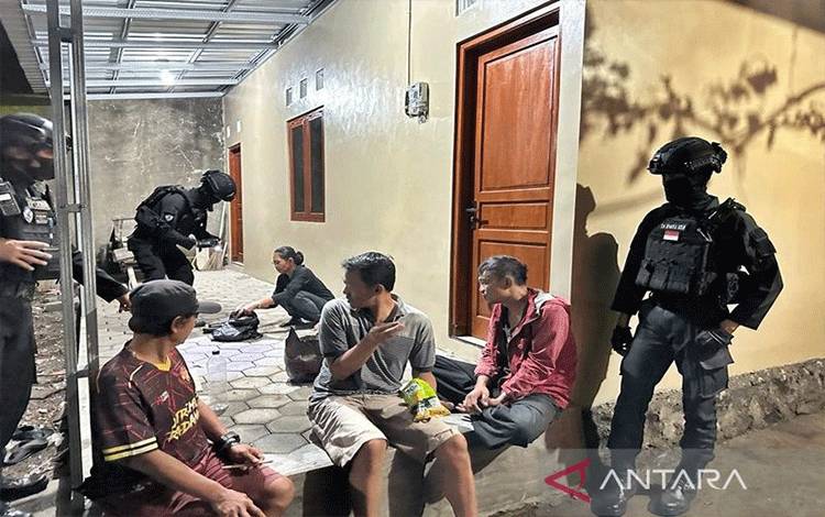 Polisi Amankan Empat Warga Asyik Pesta Miras di Bulan Ramadan