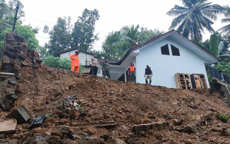 Bangunan Sekolah Rusak Terdampak Longsor