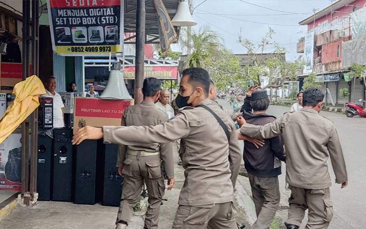 Satpol PP dan Damkar Kapuas Amankan ODGJ Resahkan Warga di Pertokoan Pasar