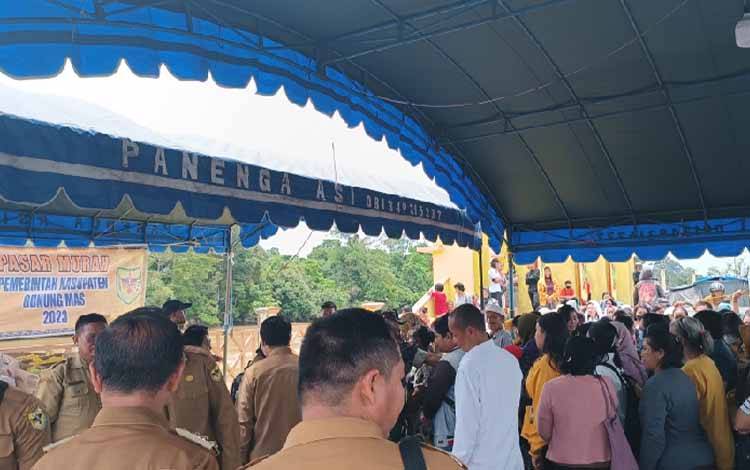 Masyarakat Gunung Mas Serbu Pasar Murah