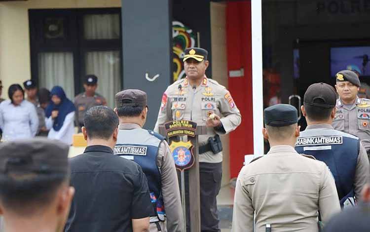 Kapolres Barito Timur Beri Penghargaan Anggota Polri dan PHL Berprestasi