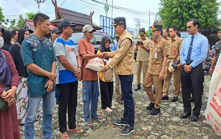 Pemkab Barito Utara Salurkan Beras 100 Ton untuk Korban Banjir