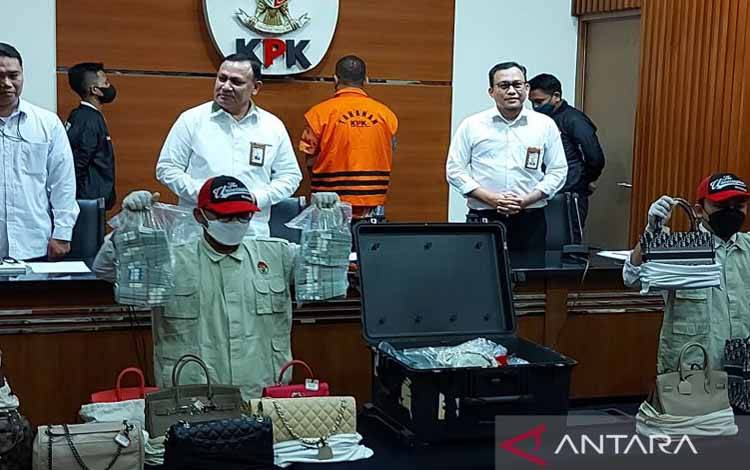 KPK Tahan Mantan Pejabat Ditjen Pajak Rafael