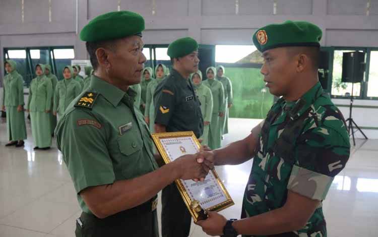 Dandim Kuala Kapuas Pimpin Upacara Kenaikan Pangkat dan Wisuda Purna Tugas, Ini Pesannya