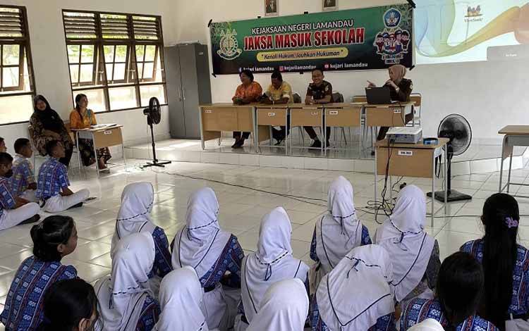 Edukasi Hukum, Kejari Lamandau Gelar Jaksa Masuk Sekolah