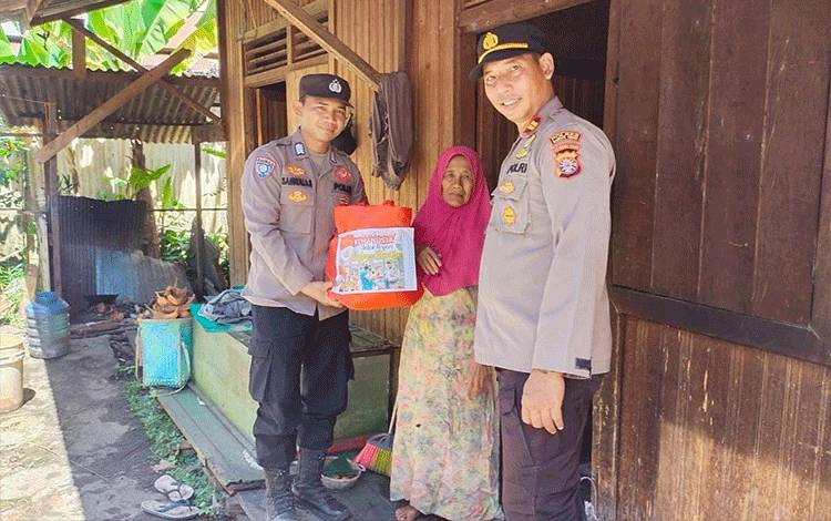 Kapolsek Dusun Tengah Berbagi Bantuan Bahan Pokok untuk Warga
