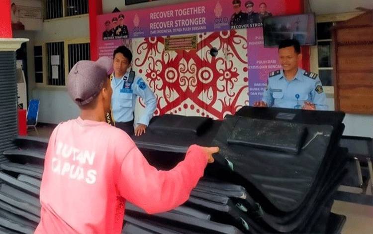 Rutan Kuala Kapuas Terima 50 Matras dan 300 Ampreng dari Ditjenpas