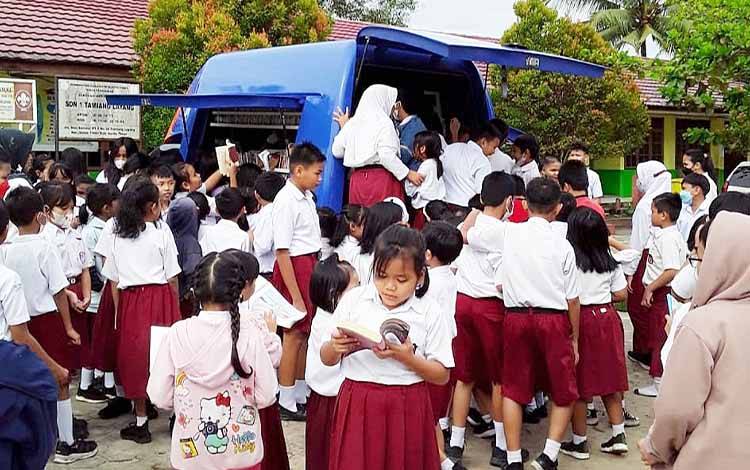 Dinas Perpustakaan Barito Timur Perluas Akses Bacaan dengan Mengunjungi Sekolah