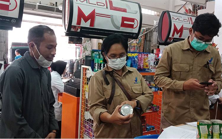 BBPOM Palangka Raya Temukan Puluhan Produk Kemasan Rusak di Sampit