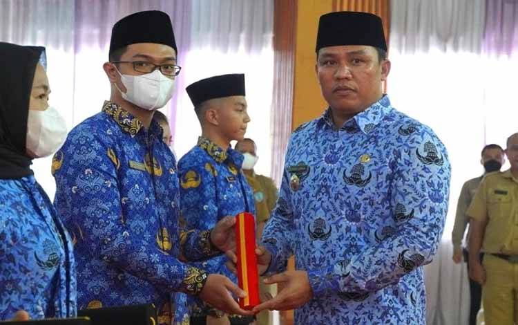 Bupati Lamandau Serahkan SK Pengangkatan PNS dan Kenaikan Pangkat