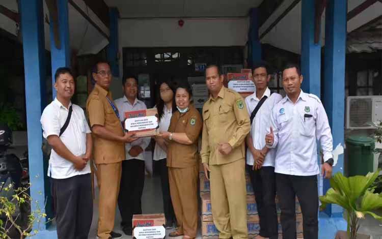 Dinas Kominfo Kapuas Berikan Bantuan untuk Warga Terdampak Banjir