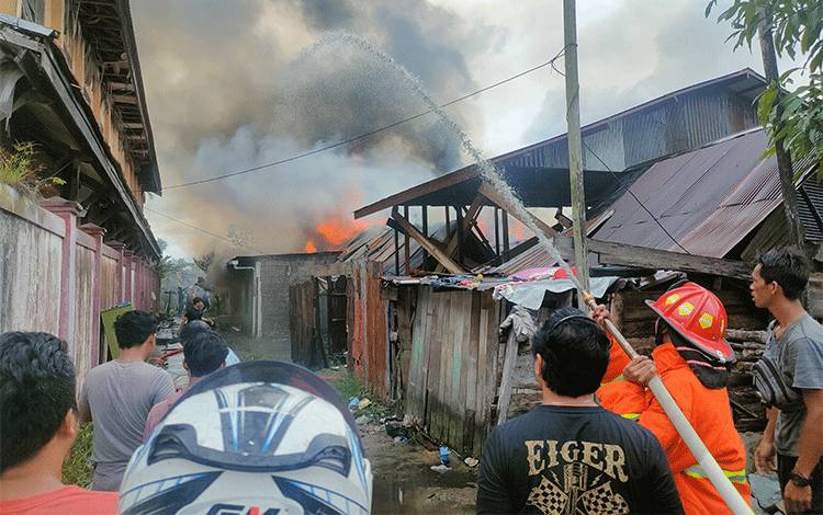 BREAKING NEWS! Kawasan Padat Penduduk Jalan Muhran Ali Sampit Kabakaran
