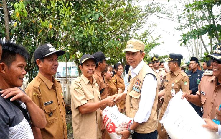 Bupati Barito Utara Serahkan Bantuan Korban Banjir di 2 Kecamatan