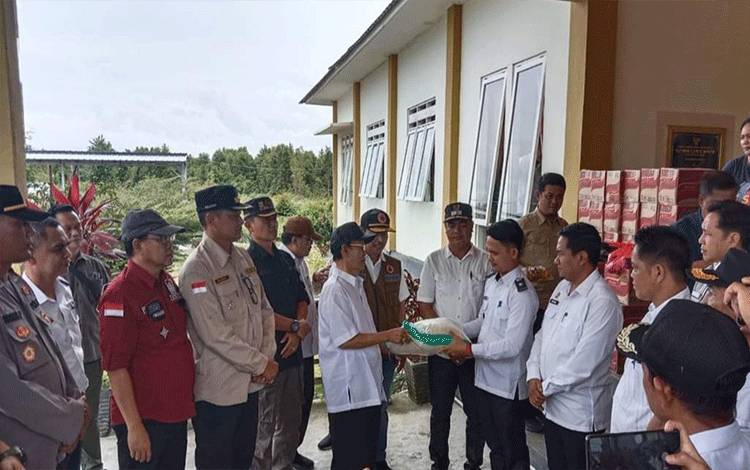 Pemkab Kapuas Serahkan Bantuan Logistik Warga Terdampak Banjir