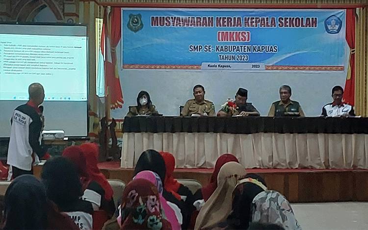Kepala Disdik Kapuas: Pertemuan Rutin MKKS SMP se-Kabupaten Jadi Wadah Diskusi dan Koordinasi