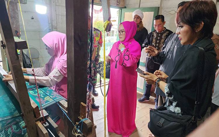 Faridawaty Takjub dengan Kain Tenun Khas Kalteng Warga Tumbang Samba