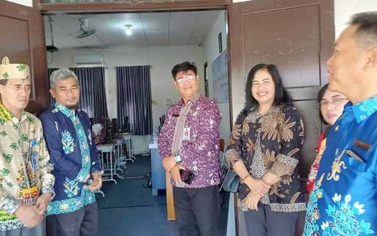 Kadisdik Kota Palangka Raya dan Ketua MKKS SMA Tinjau OSN