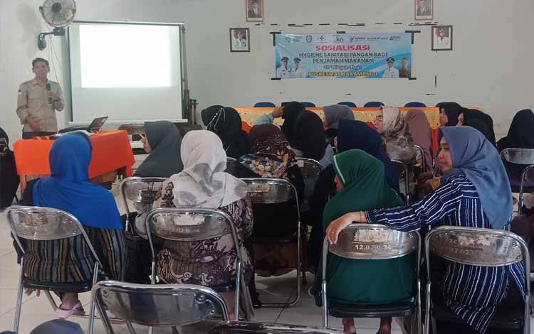 Pedagang Kue Ipau Penyebab Keracunan Massal Ikuti Sosialisasi Higiene dan Sanitasi Mengolah Makanan