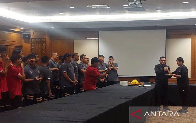 Timnas U-22 Potong Tumpeng Usai Indonesia Bebas Dari Sanksi Berat FIFA