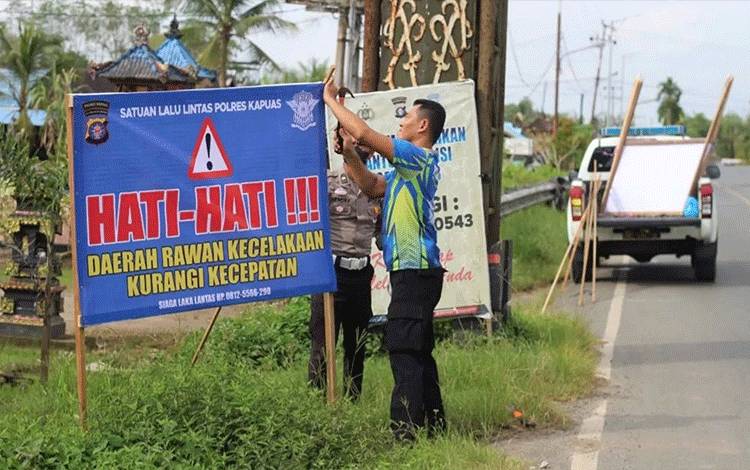 Satlantas Kapuas Pasang Imbauan Rawan Laka Lantas di Jalan Trans Kalimantan Hadapi Arus Mudik