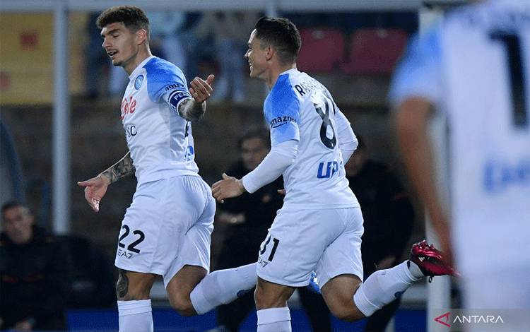 Gol Bunuh Diri Wladimiro Falcone Menangkan Napoli 2-1 atas Lecce