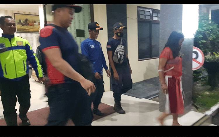 ODGJ Perempuan Mengamuk di Jalan Yos Sudarso Palangka Raya ?
