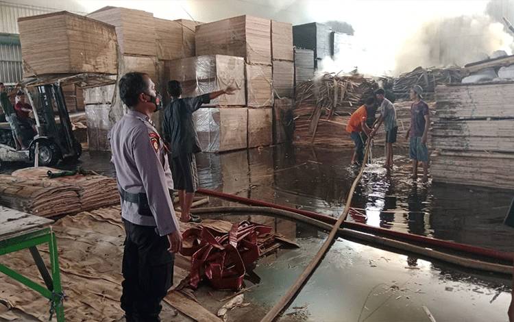 Pabrik Plywood di Anjir Kapuas Terbakar, 3 Karyawan Alami Luka Bakar
