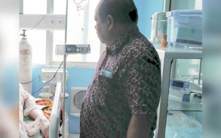 Anggota DPRD Kapuas Ini Jenguk Korban Kebakaran Pabrik Plywood yang Dirawat di Rumah Sakit