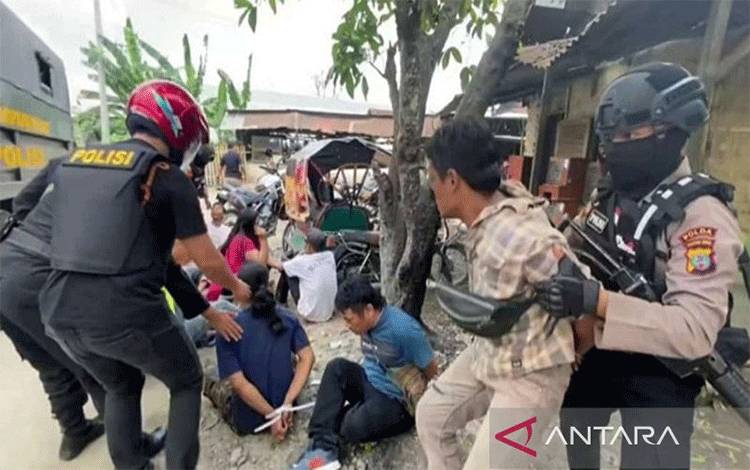 Polisi Gerebek Lokasi Perjudian, Belasan Orang Ditangkap