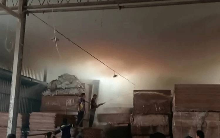Korban Kebakaran Pabrik Plywood di Anjir Kapuas Meninggal Akibat Luka Bakar