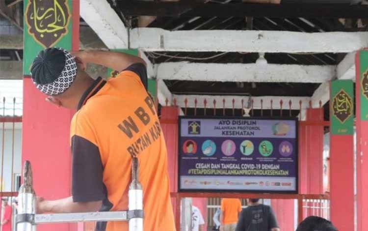 Pandai Buat Kaligrafi, WBP Rutan Kuala Kapuas Lukis Asmaul Husna di Tiang Selasar