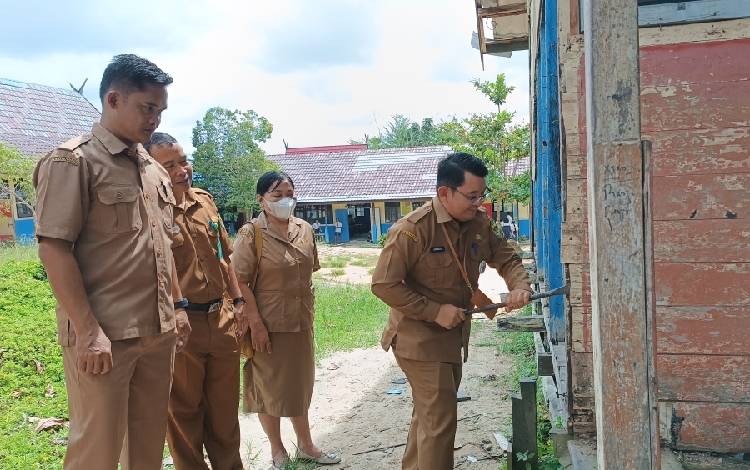 Disdikpora Gunung Mas Bongkar Bangunan Rusak di SMPN 1 Kurun