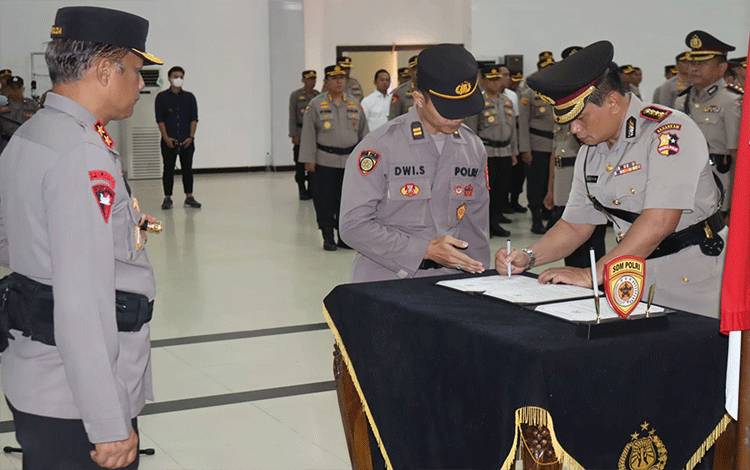 Lima Pejabat Utama dan Tiga Kapolres Berganti