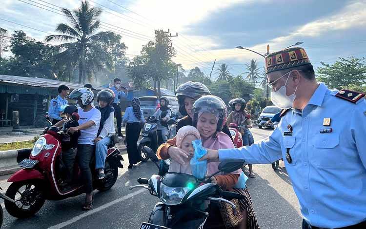 Rutan Tamiang Layang Turun ke Jalan untuk Berbagi Takjil