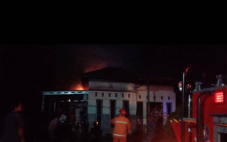 Sebuah Rumah Terbakar di Sampit