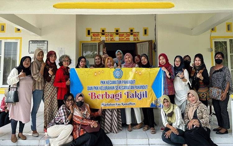 Berbagi Berkah Ramadan, PKK Kecamatan Pahandut Bagikan Takjil