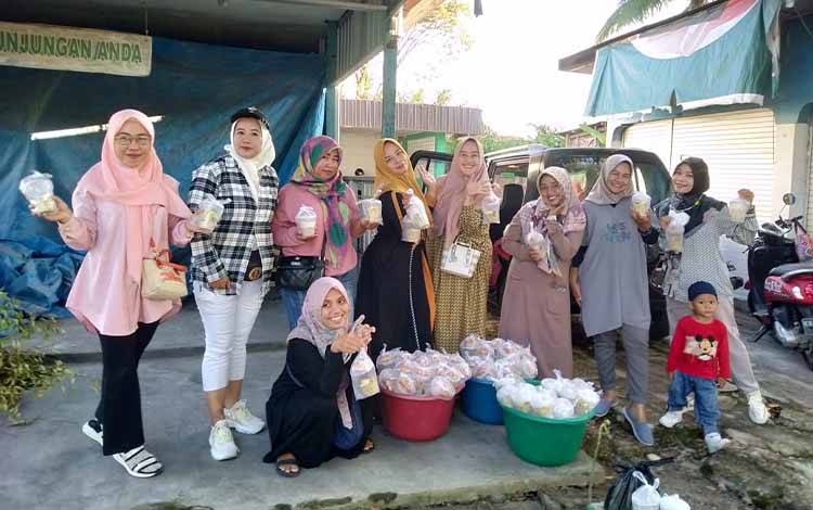 Alumni MTsN Palangka Raya Berbagi Takjil