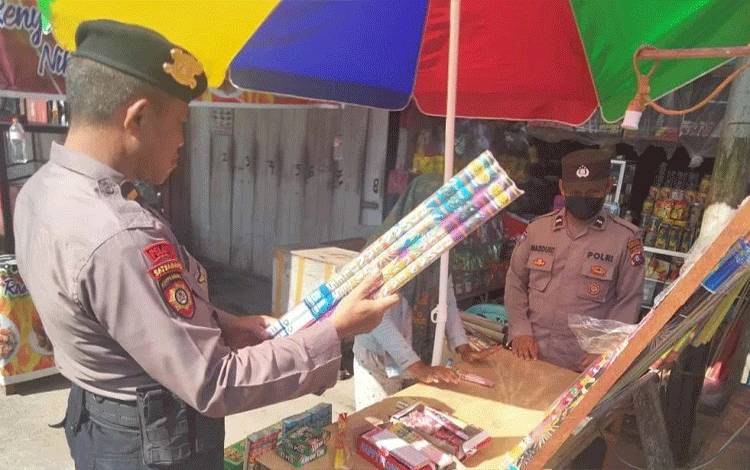 Polres Lamandau Pantau Penjualan Kembang Api dan Petasan