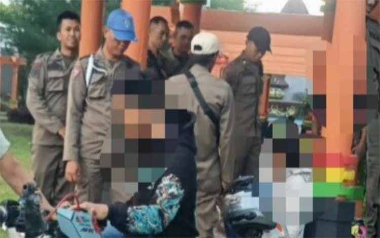 Satpol PP dan Damkar Kapuas Bubarkan Remaja Konsumsi Miras di Taman