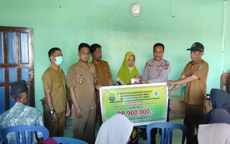 26 KPM Terima BLT DD di Desa Anjir Serapat Timur