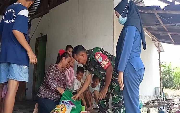 Babinsa Petuk Katimpun Salurkan Sembako untuk Anak Stunting