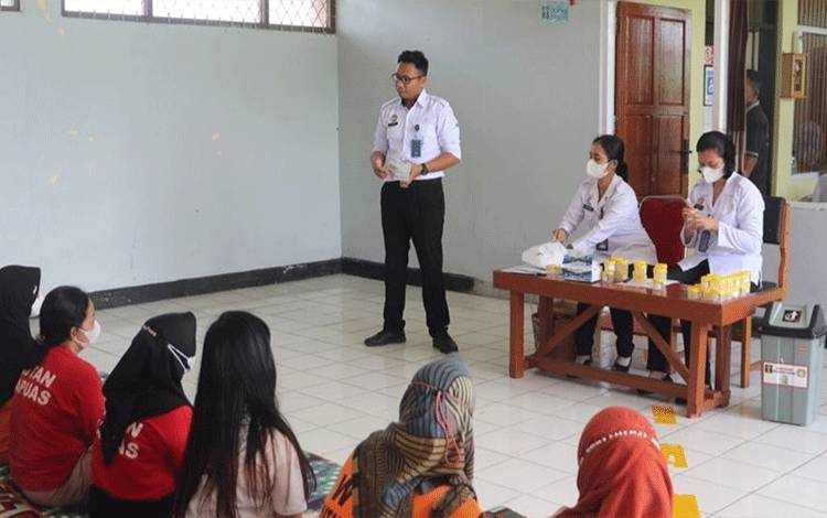 Tim Klinik Barigas Rutan Kuala Kapuas Berikan Penyuluhan Cegah Penularan TB Paru ke WBP Perempuan